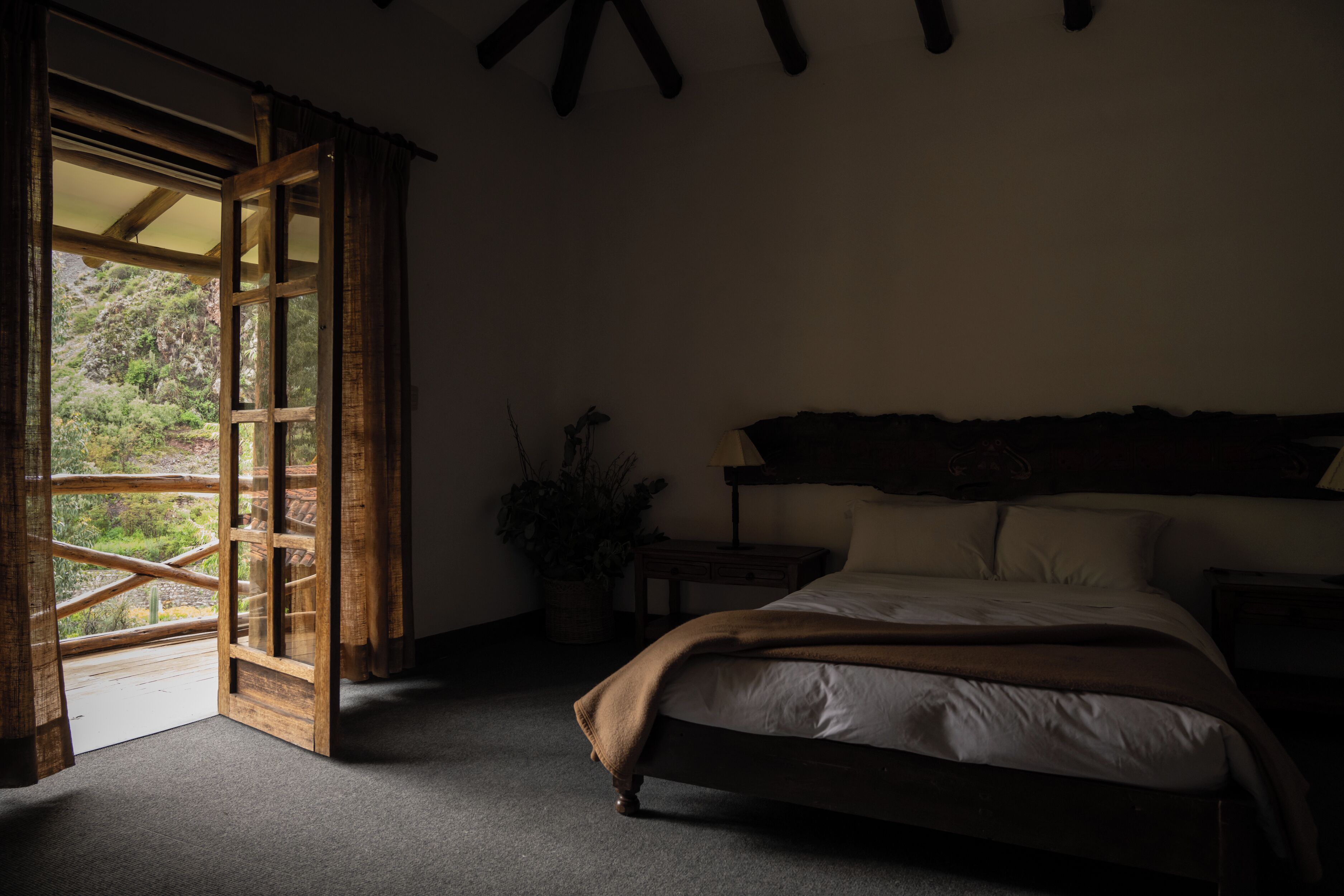 Suite junior, vistas al río | Escritorio, tabla de planchar con plancha, wifi gratis