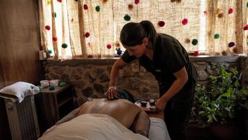 Parihoitohuone(ita), vartalohoitoja, aromaterapiaa, kuumakivihierontaa