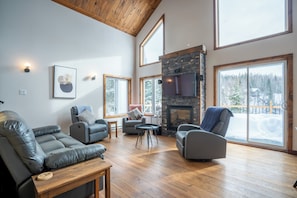 Smart-TV, Kamin, Tischtennisplatte, Bücher