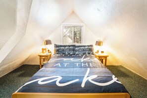 2 bedrooms, iron/ironing board, WiFi, bed sheets - Storybook Lake Cottage - 12 min walk to Village

 (Big Bear Lake)