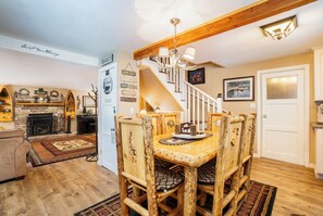 Dining - Storybook Lake Cottage - 12 min walk to Village

 (Big Bear Lake)