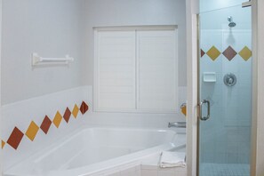 Bañera y ducha independientes, secador de pelo, toallas, papel higiénico