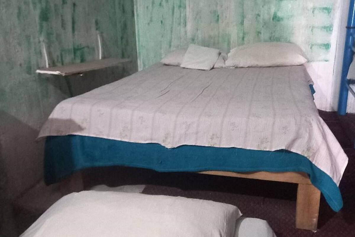 Ein Zimmer mit einem Bett und einem kleinen Tisch.