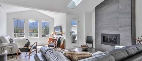 Una televisión, una chimenea, libros, una oficina