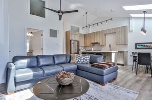 Fernseher, Kamin, Bücher, Arbeitsbereiche