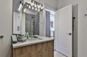 Shower, hair dryer - SUMMIT Mountain Retreat Panorama views DT Canmore (Canmore)