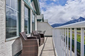 Terrace/patio - SUMMIT Mountain Retreat Panorama views DT Canmore (Canmore)