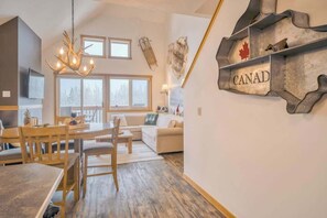 Tv, eldstad, böcker och kontor