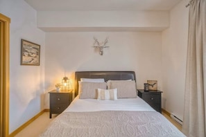 2 bedrooms, iron/ironing board, travel crib, WiFi - Cascade Loft Mountain Views Hot Tub Pool (Canmore)