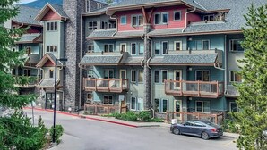 Exterior - Cascade Loft Mountain Views Hot Tub Pool (Canmore)