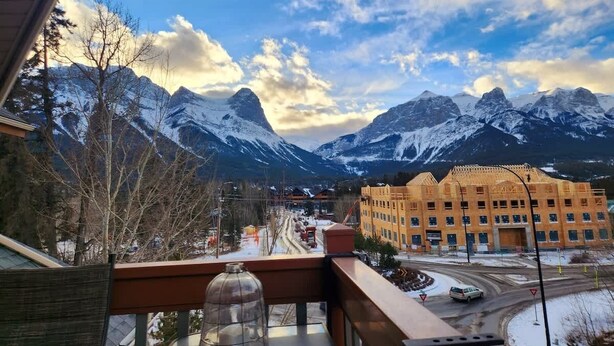 A mountain view with a building under construction and a snow-covered landscape. - Cascade Loft Mountain Views Hot Tub Pool (Canmore)