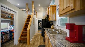 Køleskab, mikrobølgeovn, ovn, kogeplade