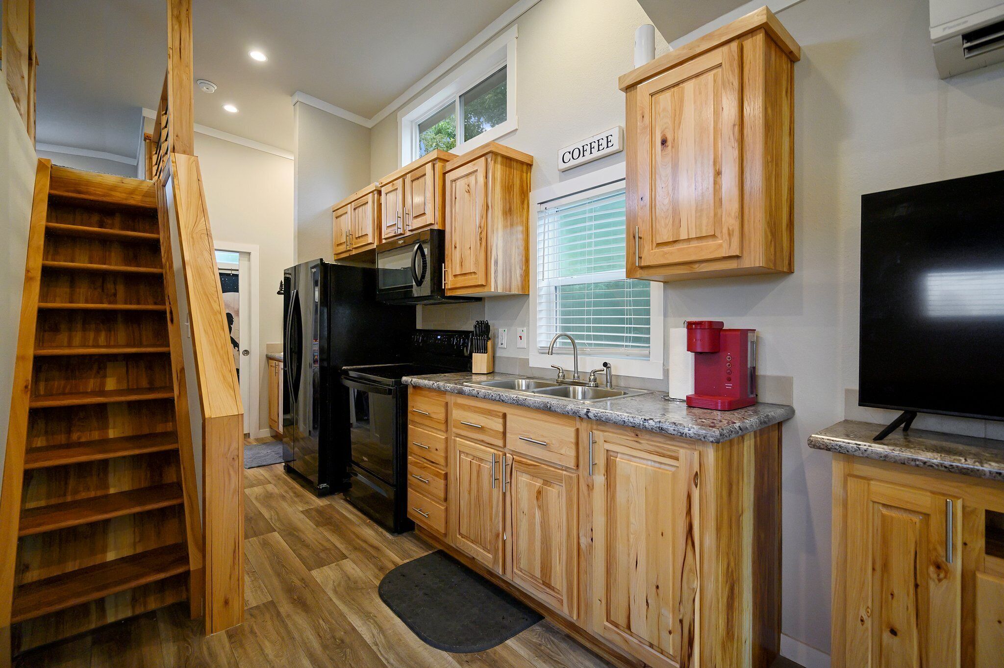 Køleskab, mikrobølgeovn, ovn, kogeplade