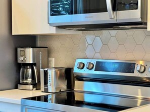 Réfrigérateur, micro-ondes, plaque de cuisson, lave-vaisselle