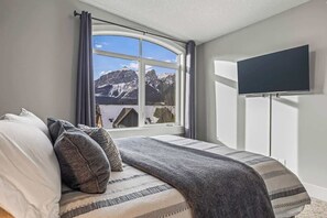 4 bedrooms, iron/ironing board, travel cot, WiFi