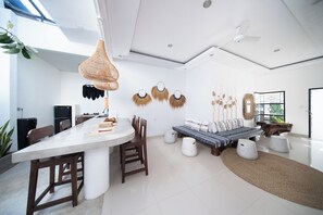 Refrigerador, tetera eléctrica y utensilios de cocina 