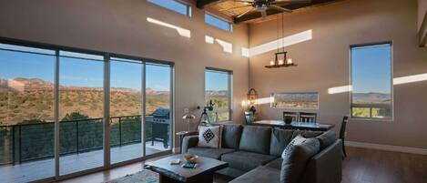 Fernseher, DVD-Player, Arbeitsbereiche