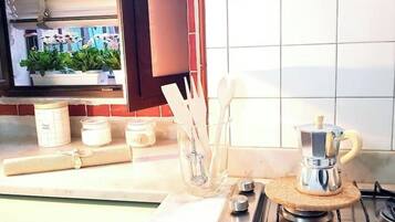 Réfrigérateur, plaque de cuisson, cafetiÚre/bouilloire