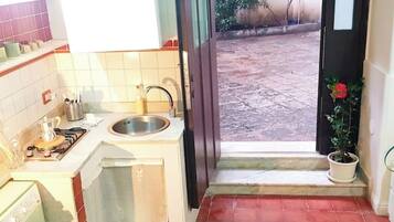 Réfrigérateur, plaque de cuisson, cafetiÚre/bouilloire