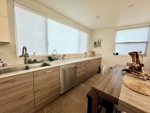 Microondas, horno, placa de cocina, lavavajillas