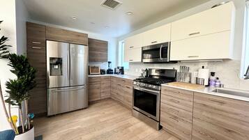 Microondas, horno, parrilla de estufa y lavavajillas