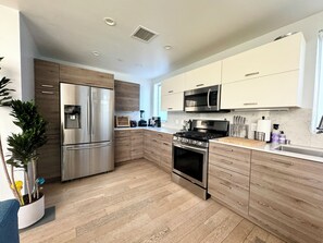 Mikrovågsugn, ugn, spishäll och diskmaskin