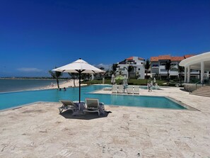 2 つの屋外プール