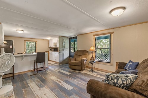 The Rustic Minnow: Walk to Lake, Enjoy Outdoor Amenities and Stunning Landscape 