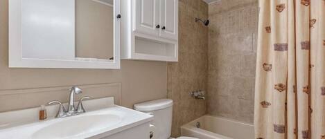 مجففات شعر، مناشف، صابون، ورق حمّام