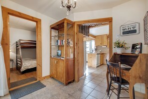 2 soverom, strykejern/-brett, wi-fi og sengetøy