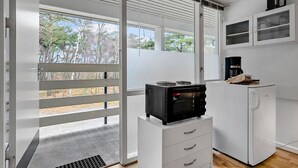 Eine moderne Küche mit Einbauherd, Kaffeemaschine und Kühlschrank.