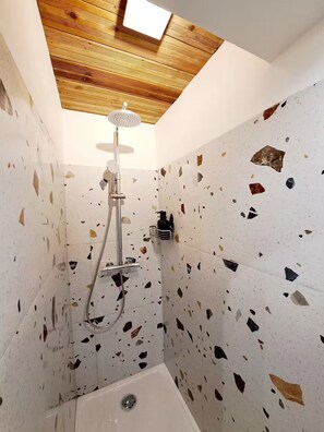 Shower, hair dryer, towels, soap - Apartment in the heart of Panier (Marseille)