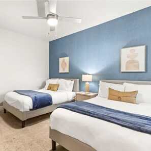 3 habitaciones, escritorio y tabla de planchar con plancha 