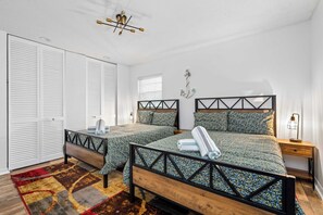 5 Schlafzimmer, Schreibtisch, Bügeleisen/Bügelbrett, WLAN
