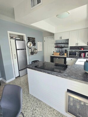 Fridge, microwave, oven, stovetop - Sunny Side Up – A Charming Retreat! (Tampa)