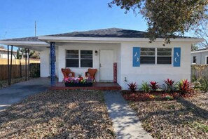 Exterior - Sunny Side Up – A Charming Retreat! (Tampa)