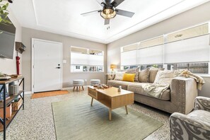 TV, offices - Sunny Side Up – A Charming Retreat! (Tampa)