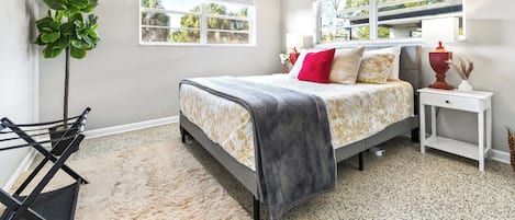 2 habitaciones, escritorio, tabla de planchar con plancha y wifi