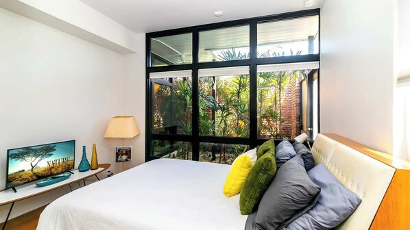 2 bedrooms, desk, iron/ironing board, WiFi