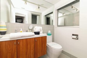 Shower, hair dryer, towels, shampoo - Mid Century Modern | Weekly Winter Rates! (Tampa)