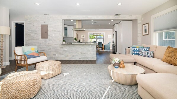 TV, offices - Sun Bay Getaway | Backyard Pool w/ Winter Rates! (Tampa)