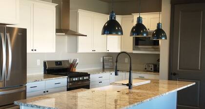 4-bedroom house in charming Coeur d'Alene with AC, WiFi, fitness room