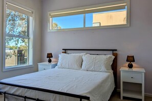 2 slaapkamers, een strijkplank/strijkijzer, gratis wifi, beddengoed