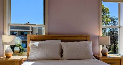 Light filled townhouse w/ double ensuites