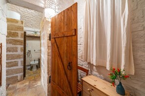 Douche, sèche-cheveux, bidet, serviettes fournies