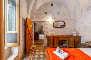 3 bedrooms, iron/ironing board, WiFi, bed sheets - Antica Casa 1600 by Rentbeat (Ostuni)