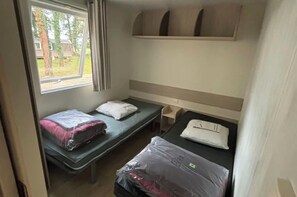 A compact room with two beds, a window, and a small desk. - Louisiana, 6 people   (La Boissière-de-Montaigu)