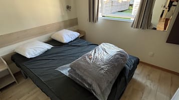 3 habitaciones, cuna de viaje y ropa de cama