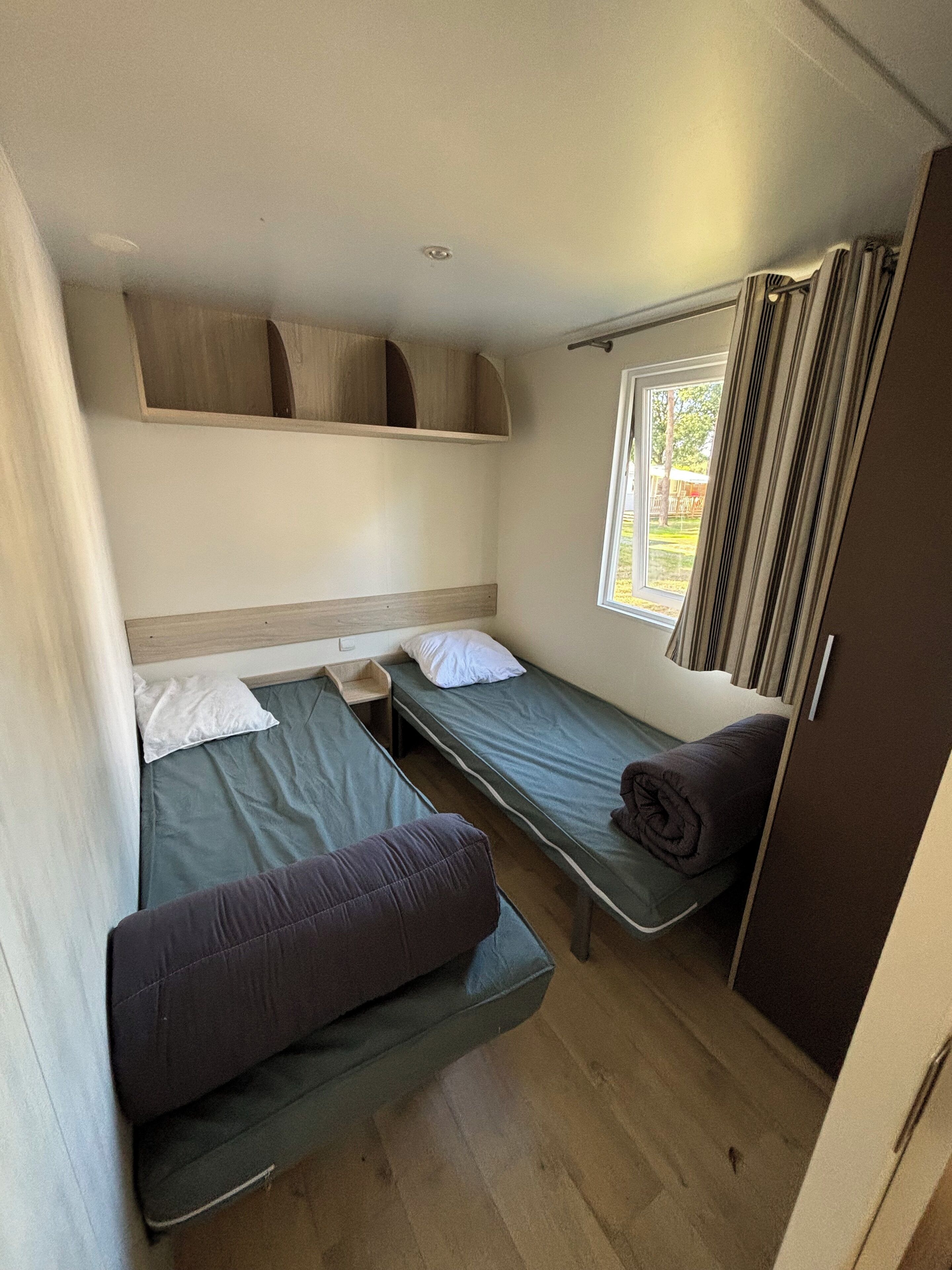 3 slaapkamers, reisbedje, beddengoed