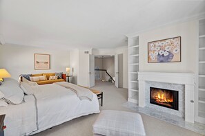 4 bedrooms, desk, iron/ironing board, WiFi